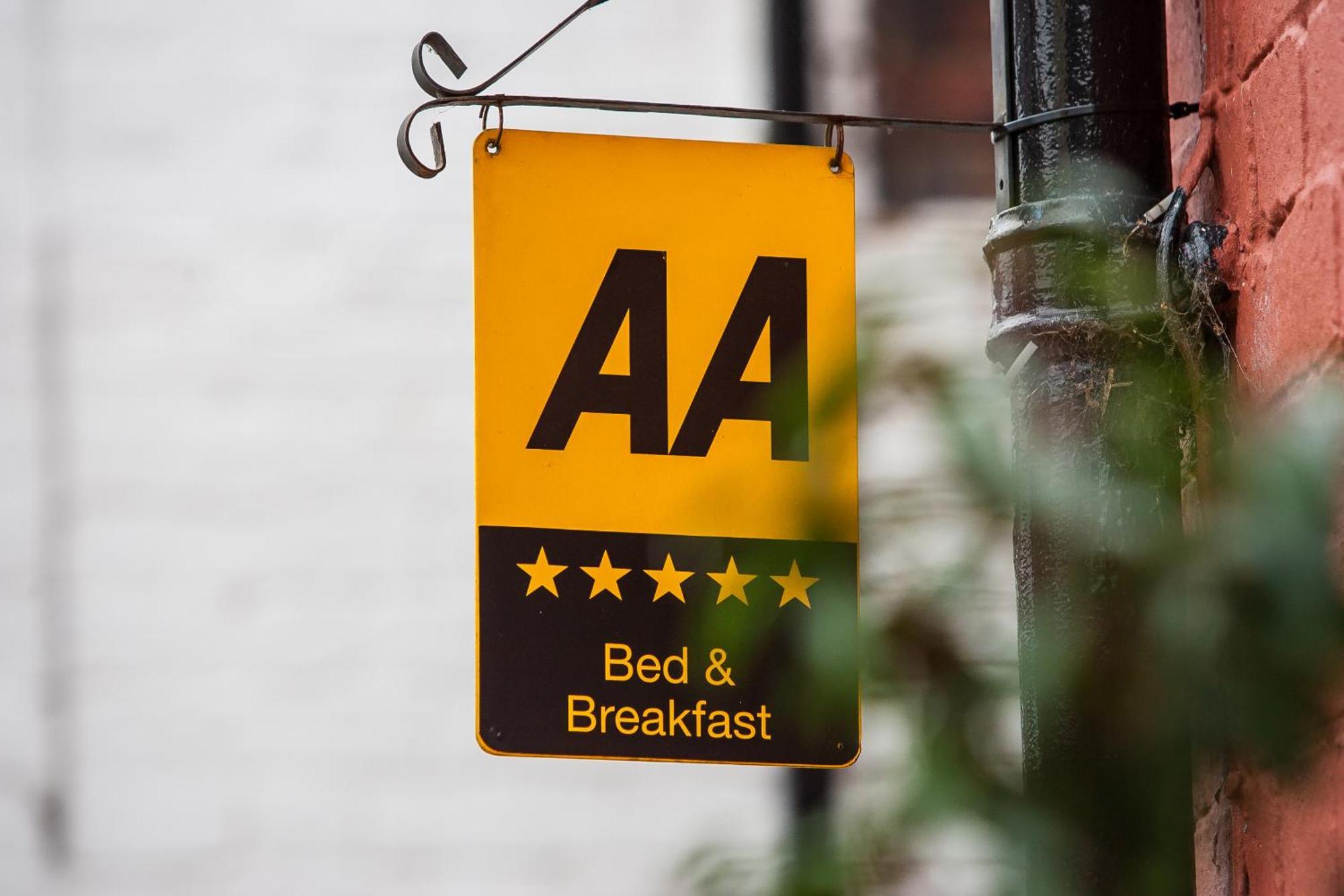 Bed and Breakfast Darwin'S Townhouse Shrewsbury Exterior foto AA sign