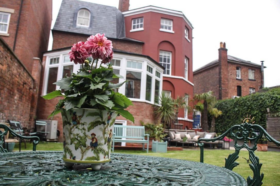 Bed and Breakfast Darwin'S Townhouse Shrewsbury Exterior foto The garden of the former school