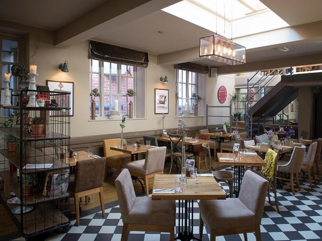 Bed and Breakfast Darwin'S Townhouse Shrewsbury Exterior foto The restaurant at The Old Bank