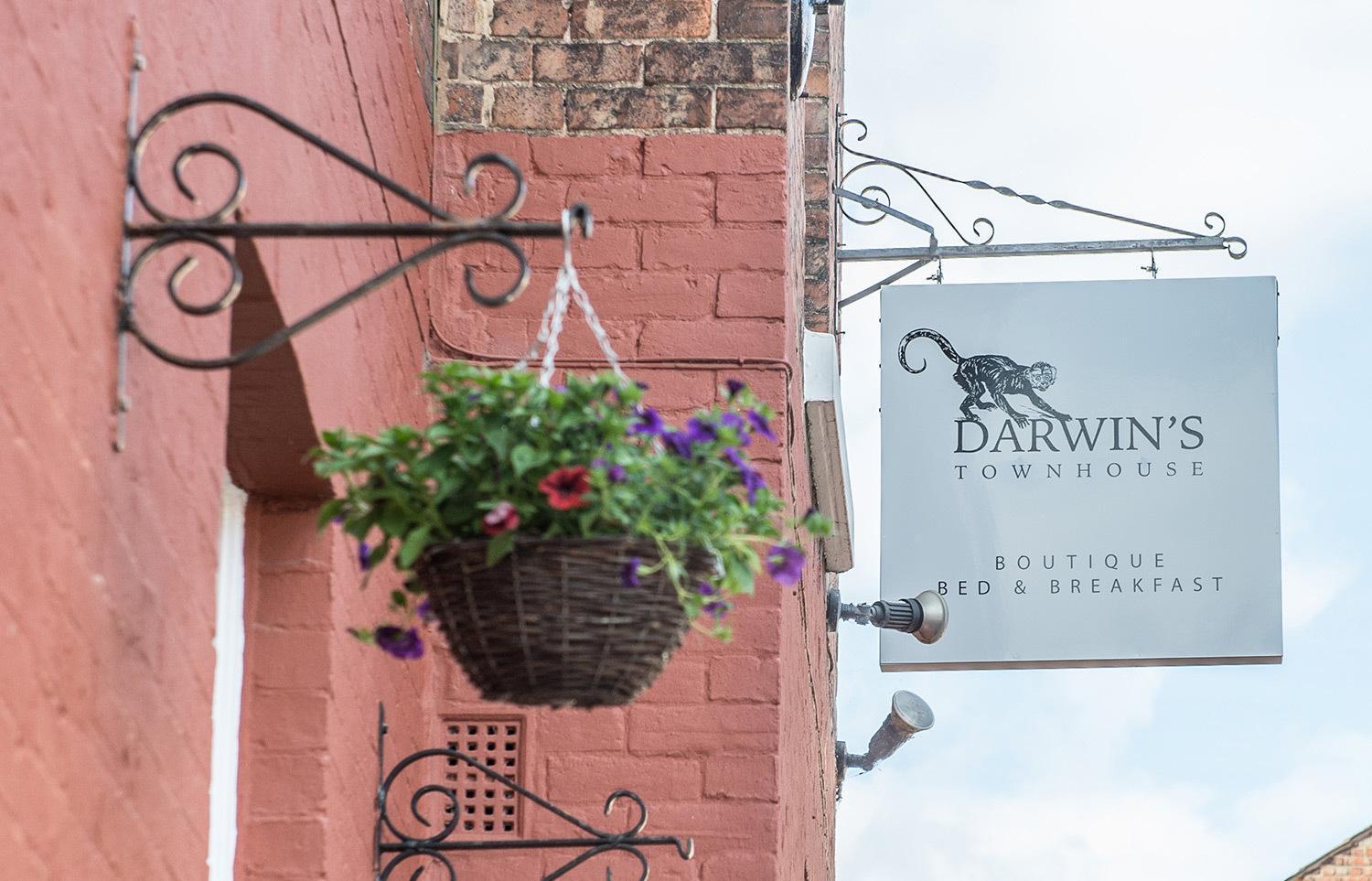 Bed and Breakfast Darwin'S Townhouse Shrewsbury Exterior foto The Darwin's Townhouse sign