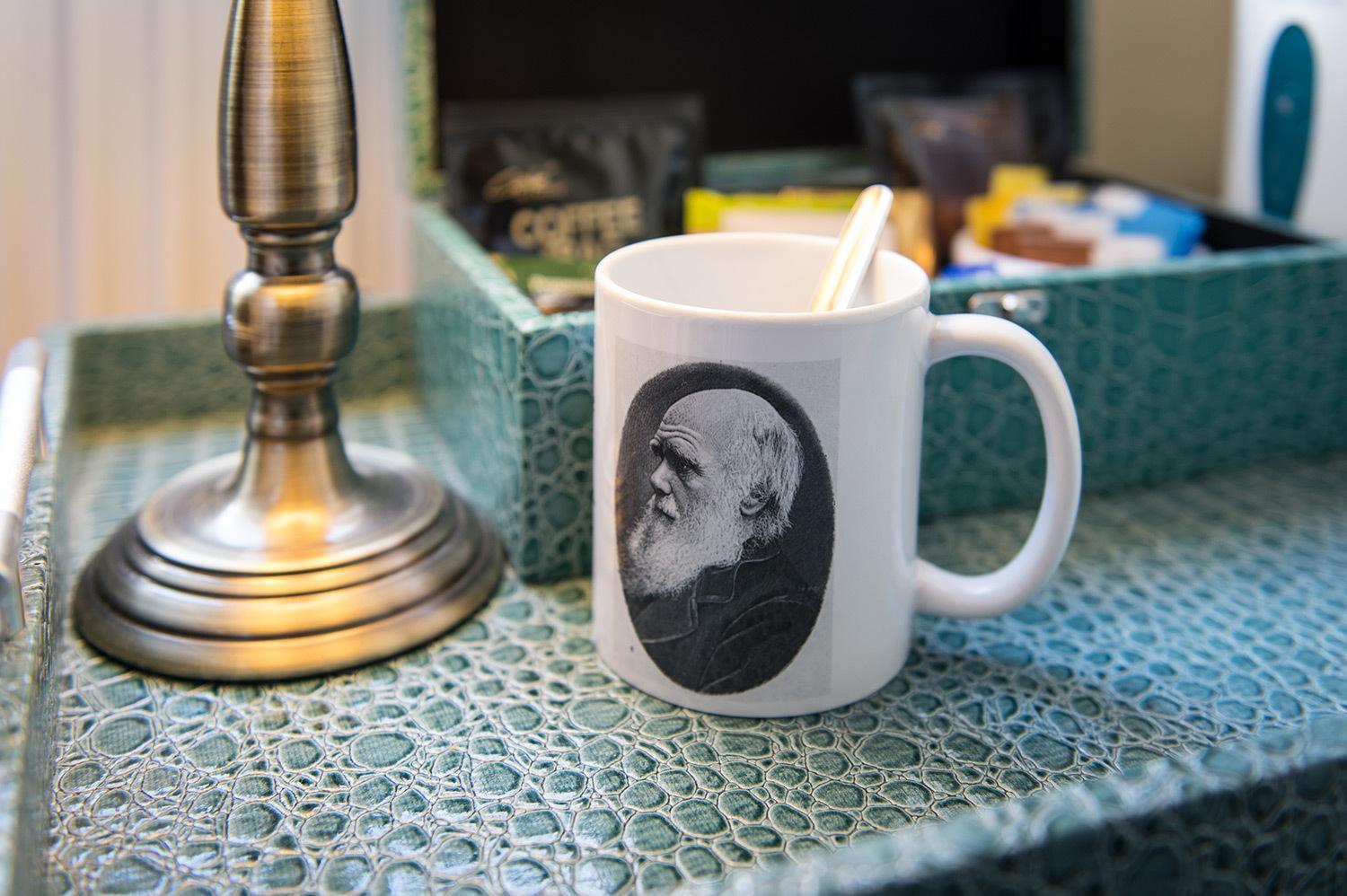 Bed and Breakfast Darwin'S Townhouse Shrewsbury Habitación foto A mug with a portrait of Darwin