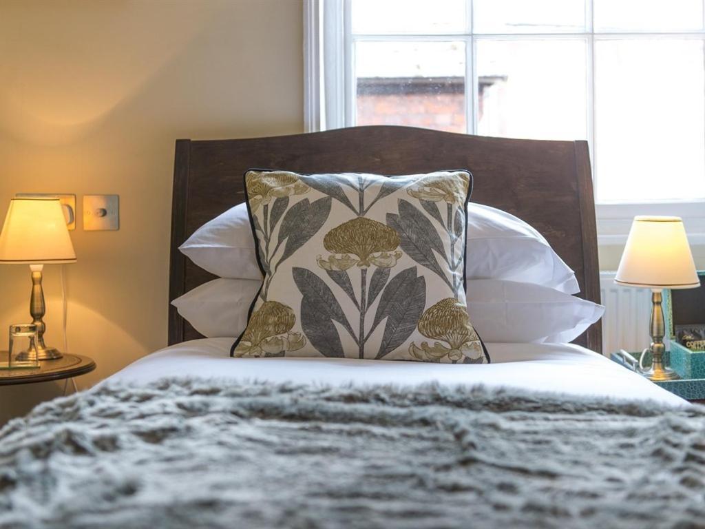 Bed and Breakfast Darwin'S Townhouse Shrewsbury Habitación foto A bed with a throw