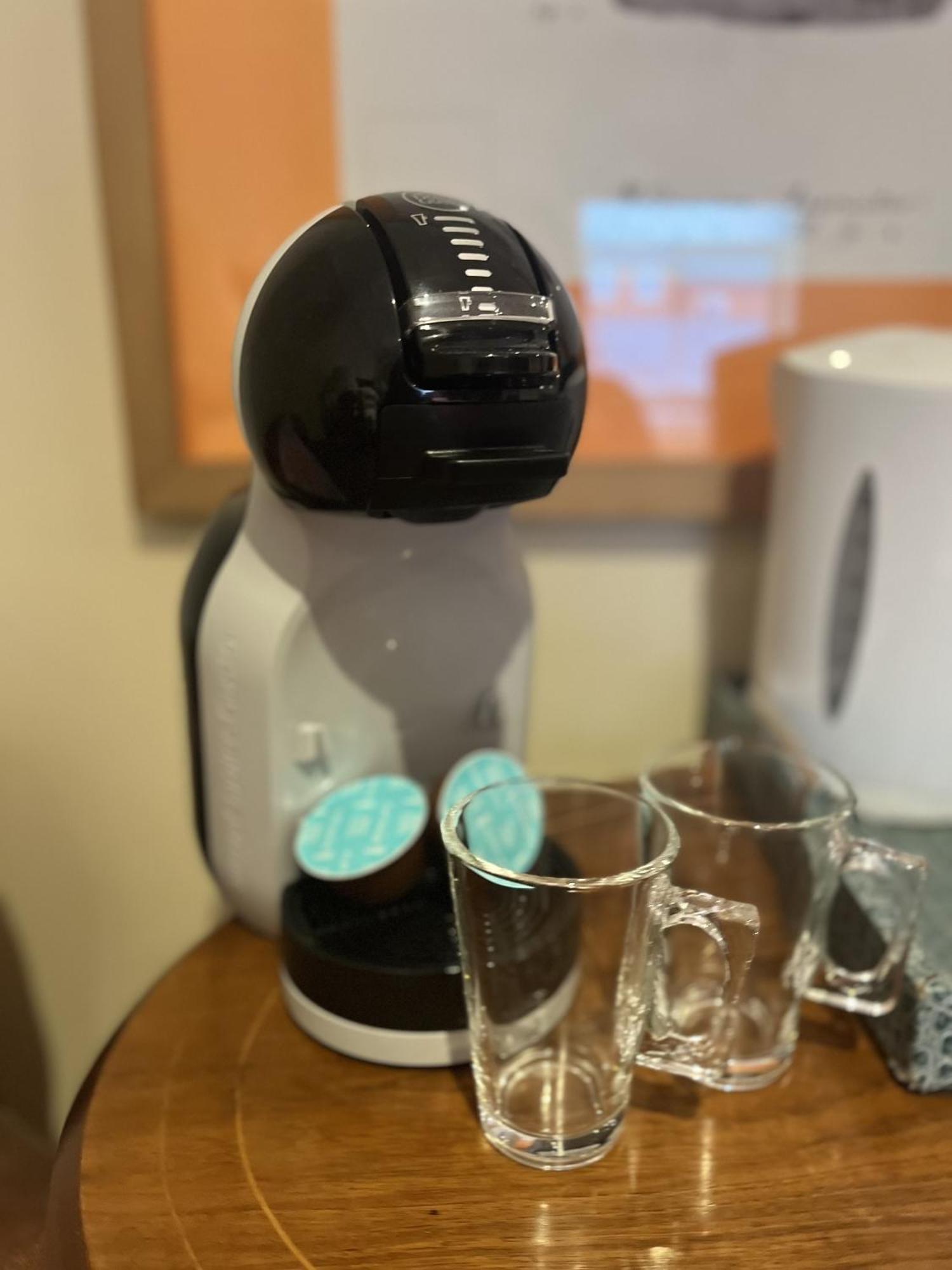 Bed and Breakfast Darwin'S Townhouse Shrewsbury Habitación foto A Dolce Gusto coffee machine