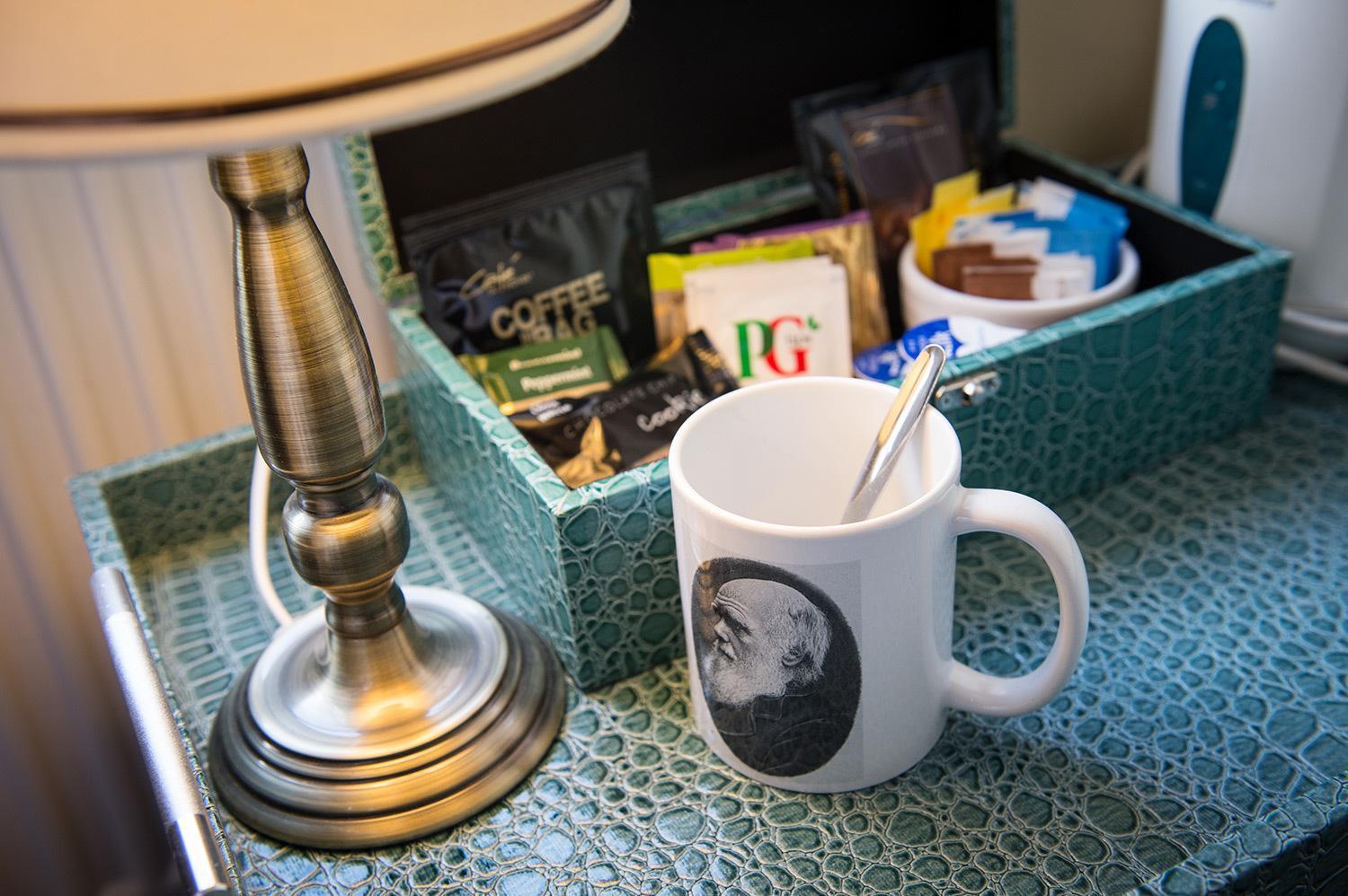 Bed and Breakfast Darwin'S Townhouse Shrewsbury Habitación foto A coffee and tea tray in a hotel room
