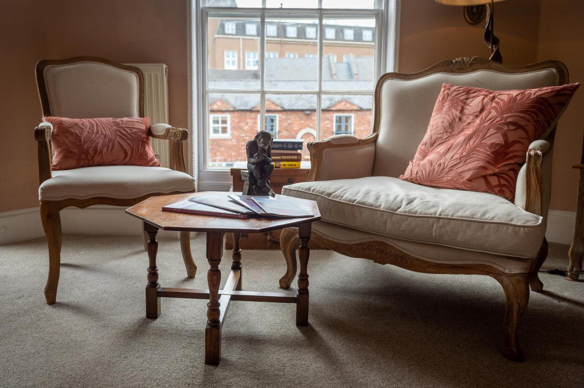 Bed and Breakfast Darwin'S Townhouse Shrewsbury Habitación foto The interior of the Old Bank House