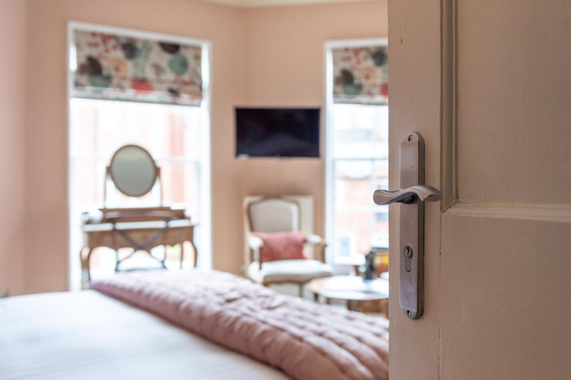 Bed and Breakfast Darwin'S Townhouse Shrewsbury Habitación foto A bedroom at the hotel