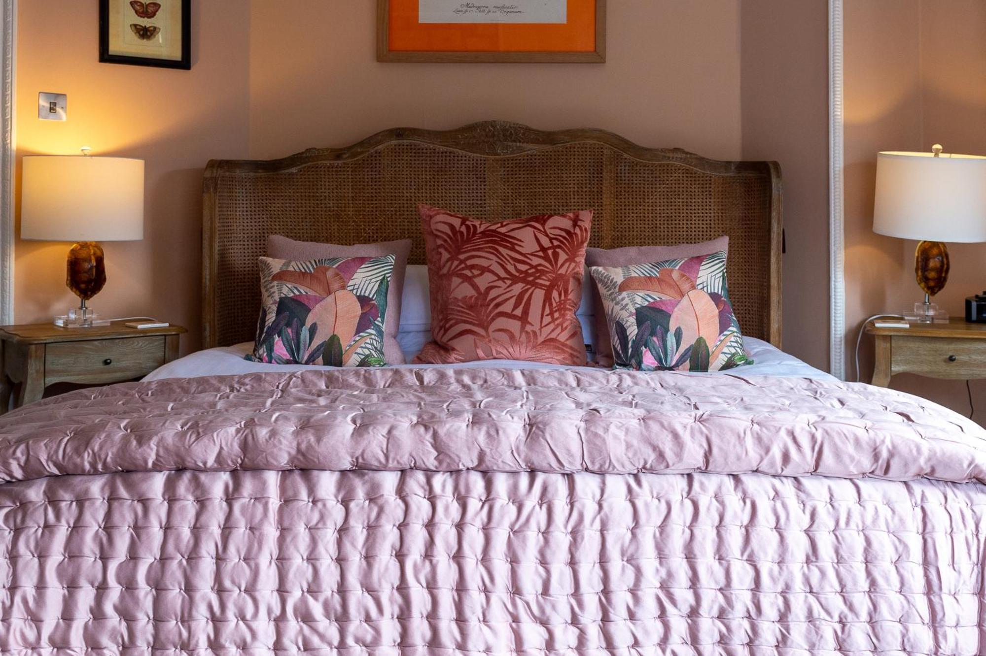 Bed and Breakfast Darwin'S Townhouse Shrewsbury Habitación foto A bed with a duvet