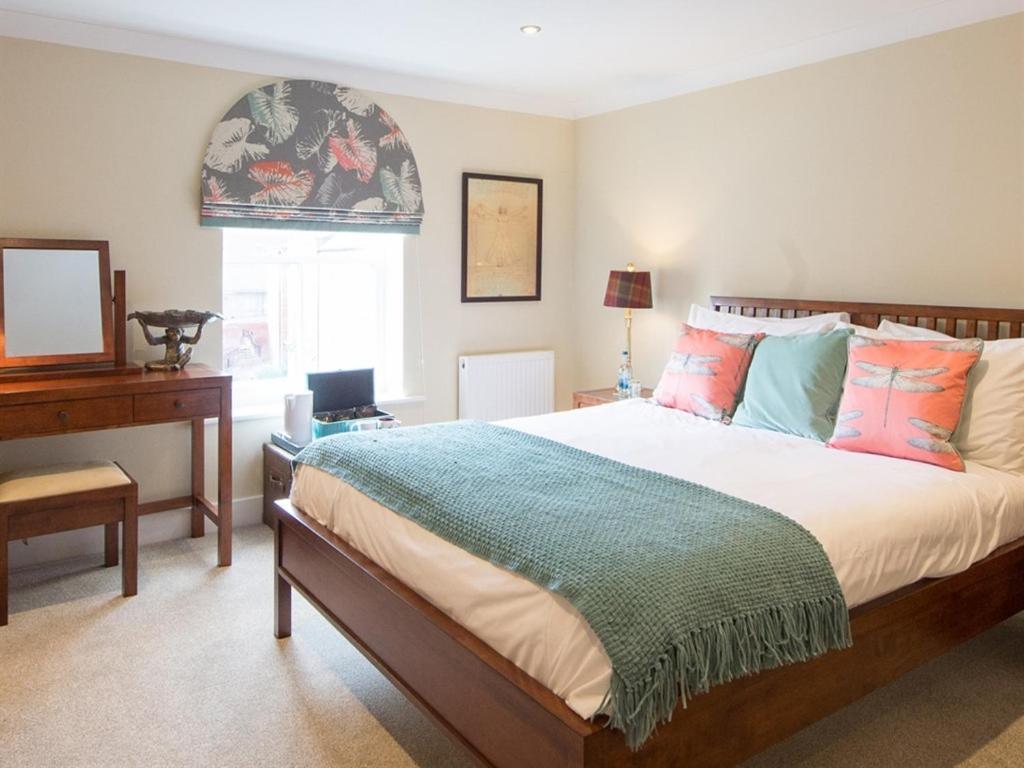 Bed and Breakfast Darwin'S Townhouse Shrewsbury Habitación foto A bedroom at The Old Vicarage