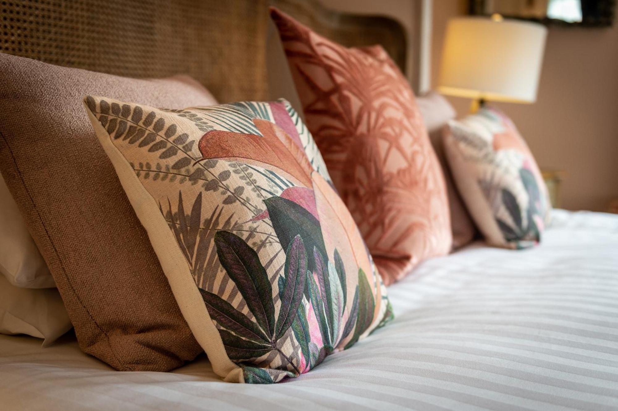 Bed and Breakfast Darwin'S Townhouse Shrewsbury Habitación foto Cushions on a bed