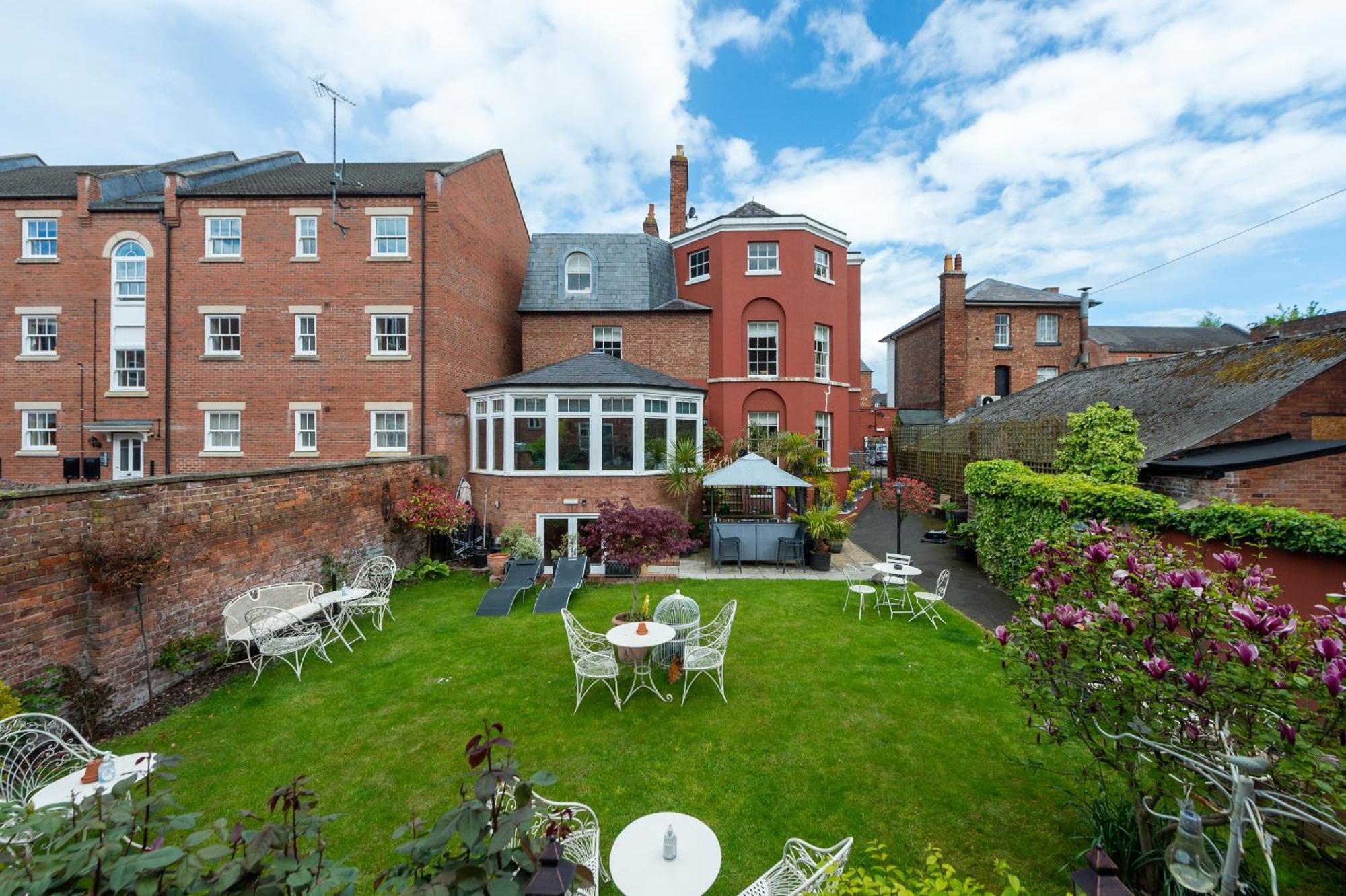 Bed and Breakfast Darwin'S Townhouse Shrewsbury Habitación foto The garden of the hotel